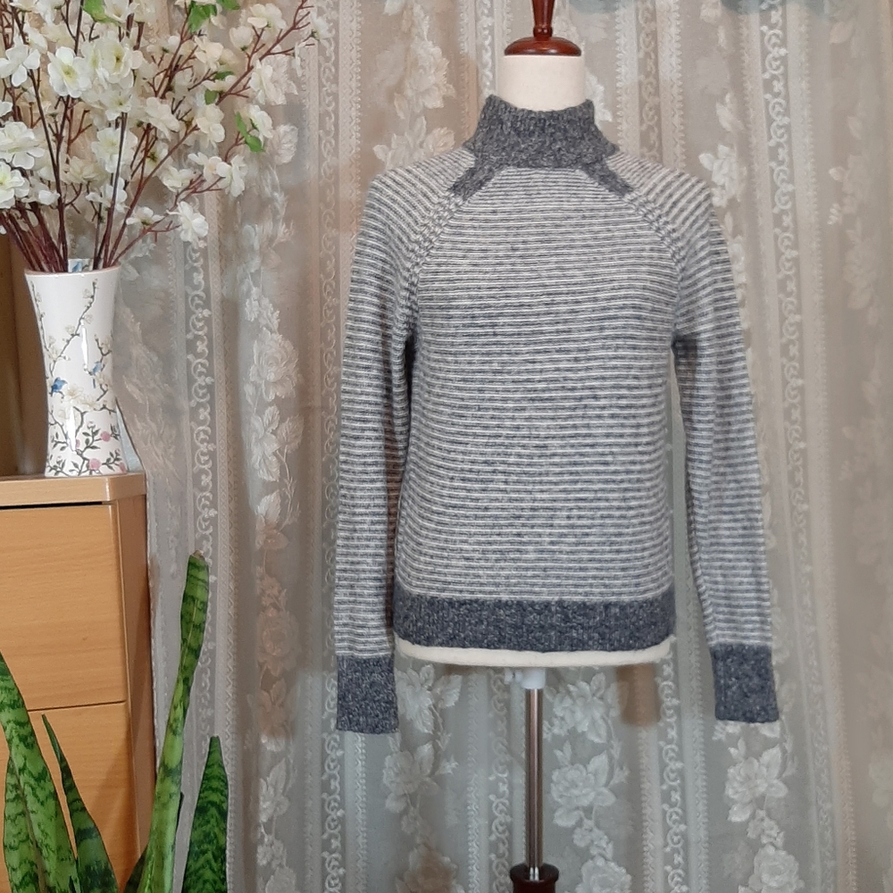 Abercrombie and Fitch Gray Sweater w Stripes Womens Size XS